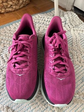 Woman’s HOKA size 7.5